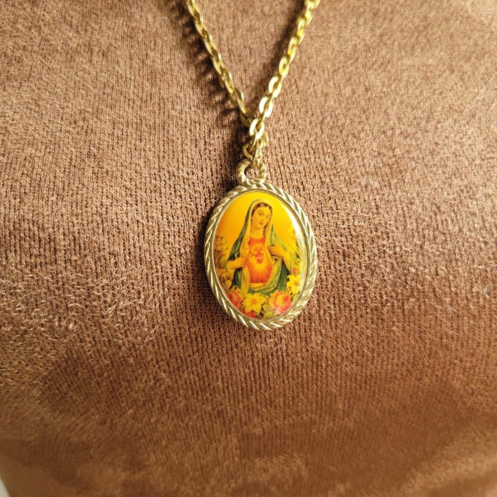 Vintage Virgin Mary Sacred Heart Gold Tone Oval Pendant Necklace 24 In